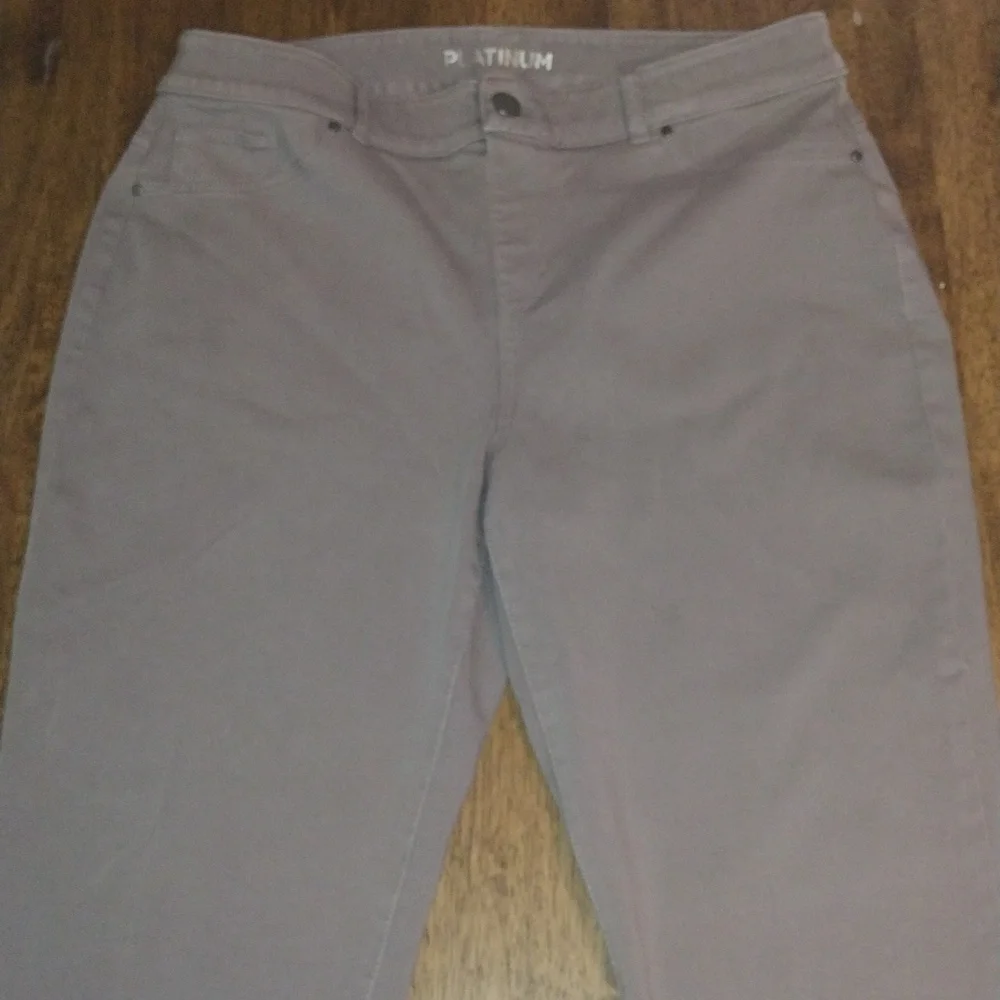 Chico's Platinum Gray Pull on Pants Size 1.5/10 - Picture 3 of 7